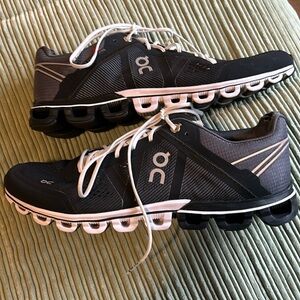 On Cloud Women’s Sz 10